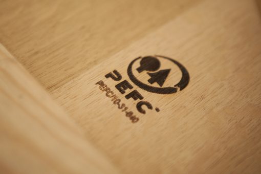 le logo Pefc est gravé sur une planche de bois