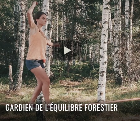 femme faisant de la slack-line en forêt "Gardien de l'équilibre forestier" est écrit sur l'image