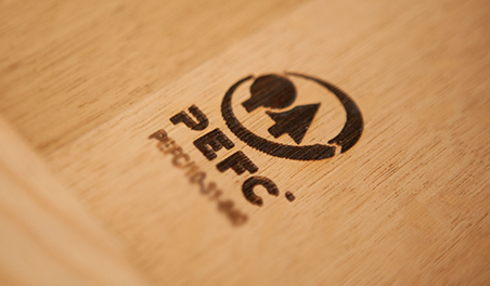 logo de PEFC est gravé sur une planche de bois