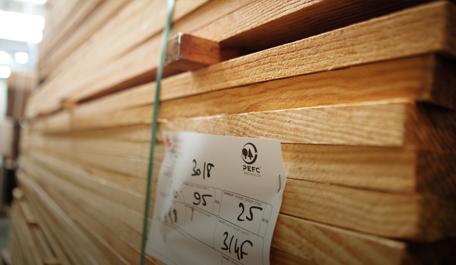 Planches de bois certifié PEFC étiquetées en scierie