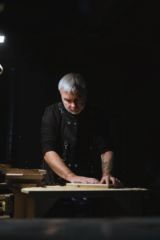 Artisan travaillant le bois dans son atelier