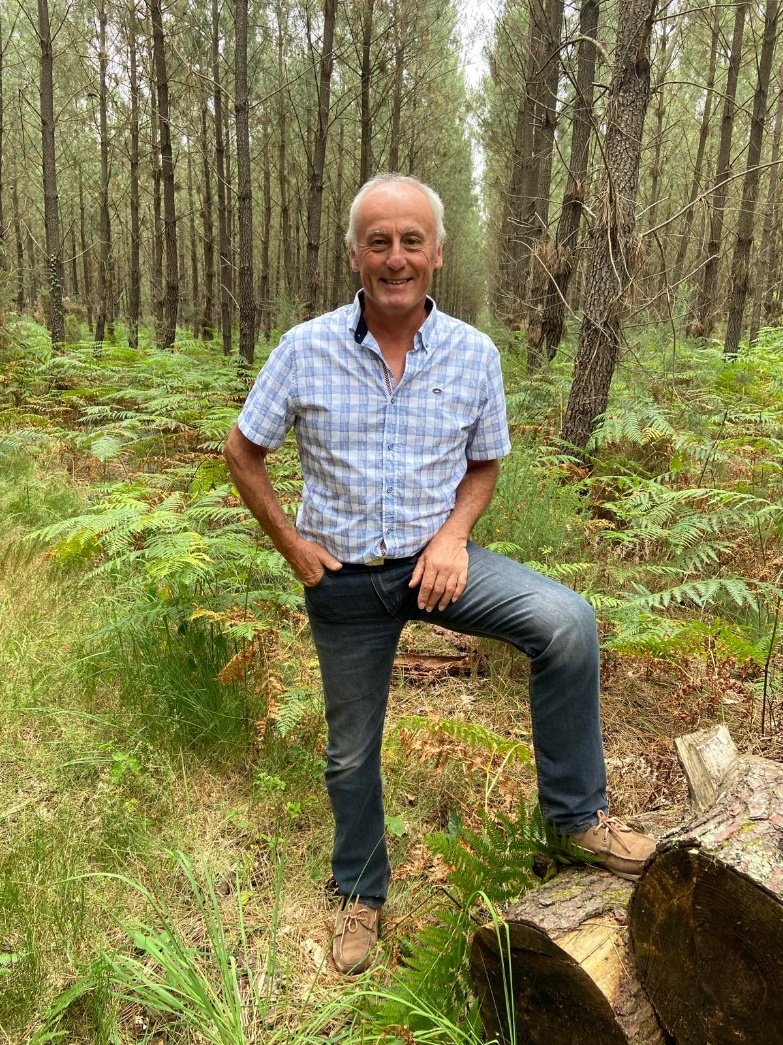 Bernard Rablade, propriétaire forestier, debout dans sa forêt de pins en Gironde