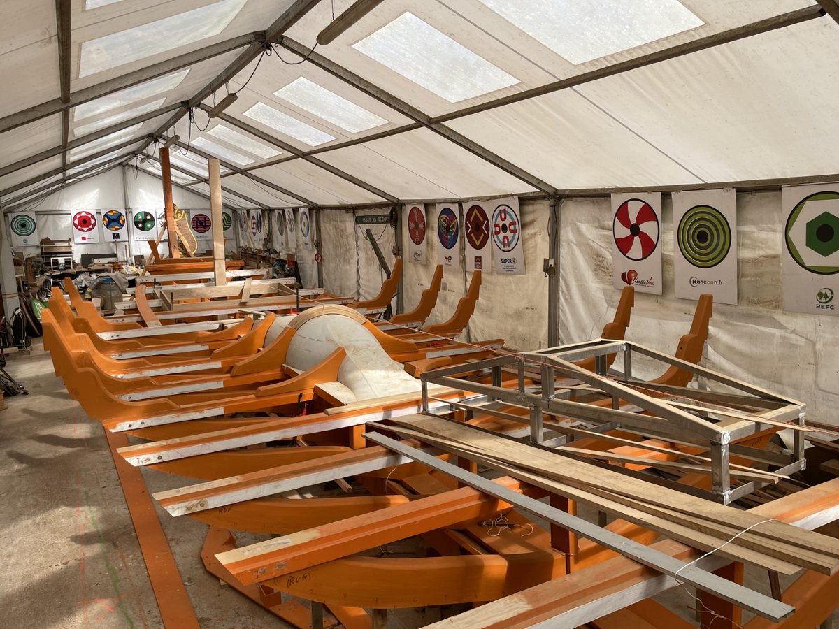 Le chantier du Drakkar de Vendée sous son hangar, les varangues orange alignées sur la quille