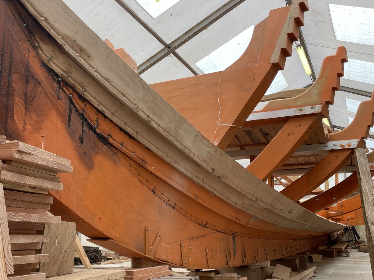La coque en chêne du Drakkar de Vendée, bordée à clins, sur le chantier